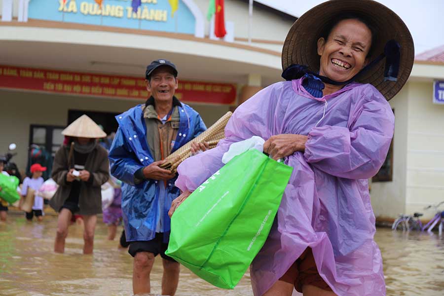 Hoạt động hỗ trợ tiền cứu trợ lũ lụt của Trần Thu Ngân
