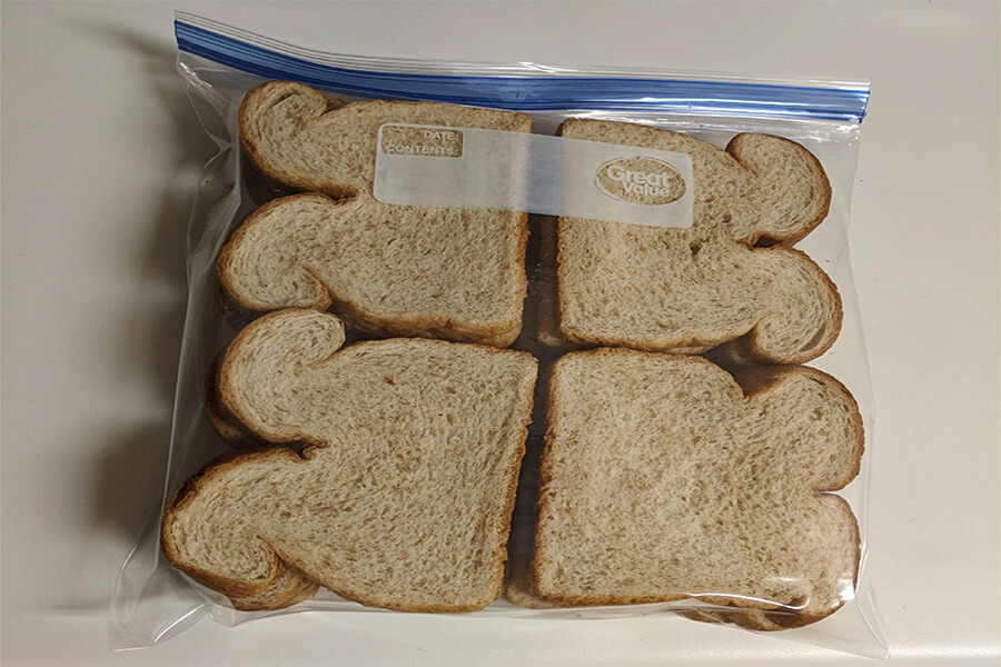 Sử dụng túi zip để bảo quản bánh mì cần loại bỏ không khí trước khi bảo quản